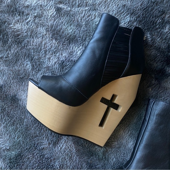 Grey City Slash Wood Cutout Wedges